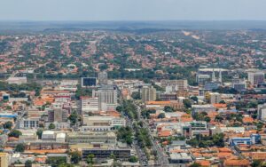 Brasil: áreas urbanas em regiões de risco crescem mais rápido que urbanização total entre 1985 e 2024